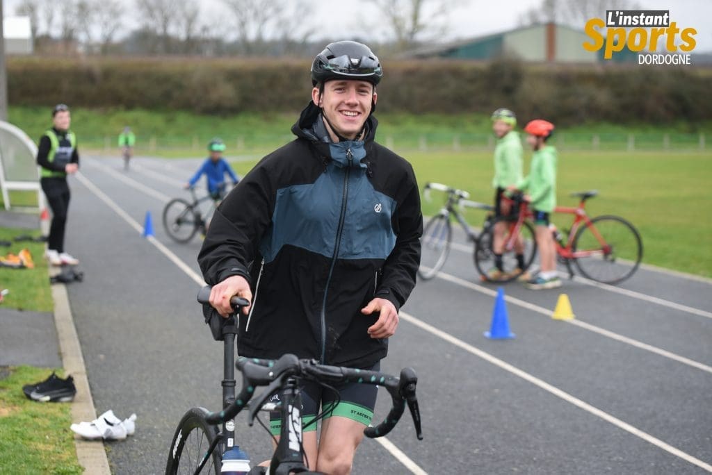 Gabriel Nermond prépare le duathlon de Périgueux en poussant son vélo