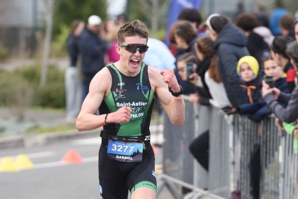 Gabriel Nermond crie de joie à l'arrivée du duathlon de Périgueux